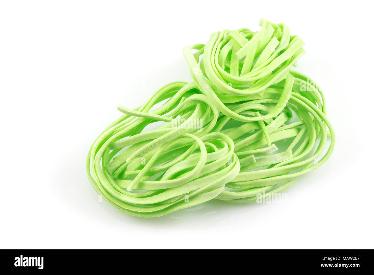 Instant Nudeln, grüne Nudeln, Gemüse Nudeln auf weißem Hintergrund Stockfoto