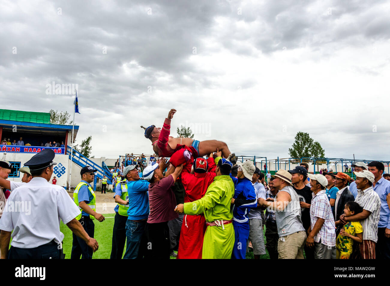Feiern für den Gewinner des Wrestling Konkurrenz an den Nadaam Festival in Murun, Mongolei Stockfoto