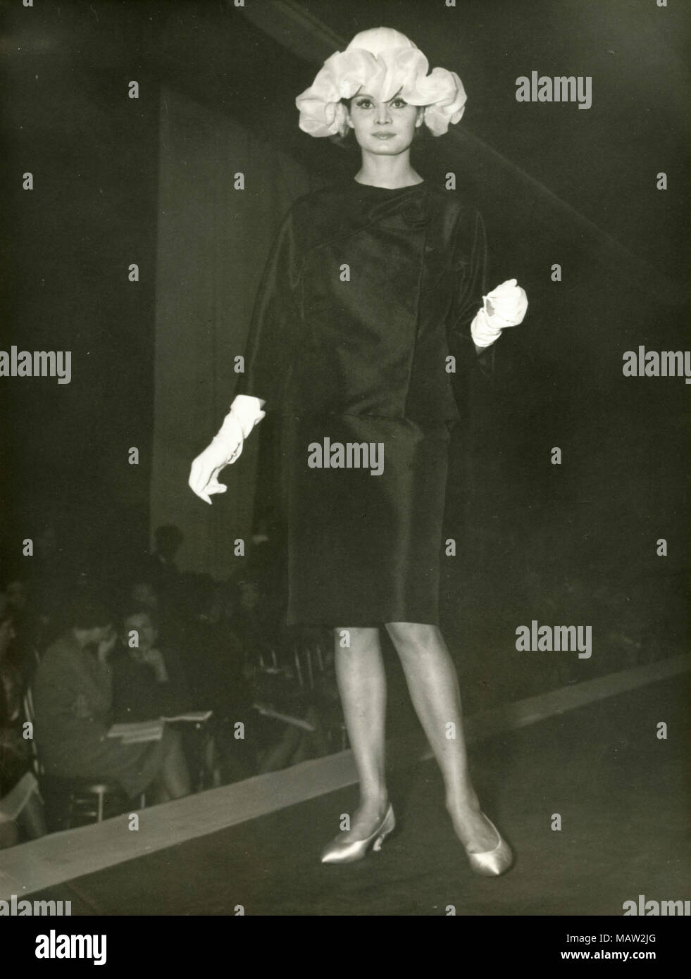 Modell aus den 60er Jahren Gehen auf dem Catwalk, Italien Stockfoto