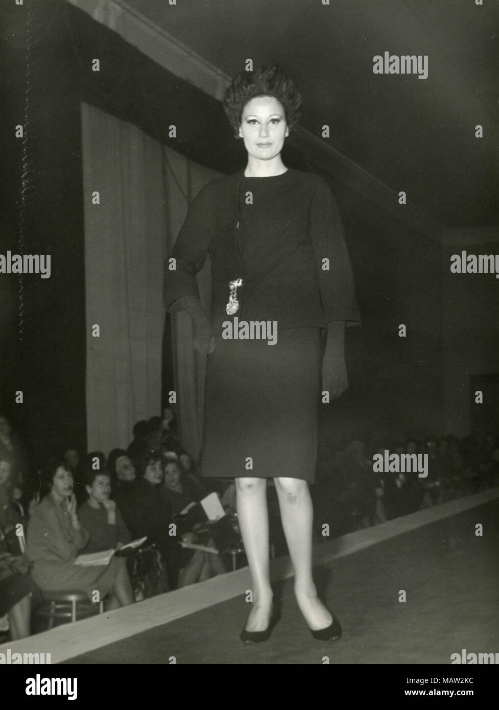 Modell aus den 60er Jahren Gehen auf dem Catwalk, Italien Stockfoto