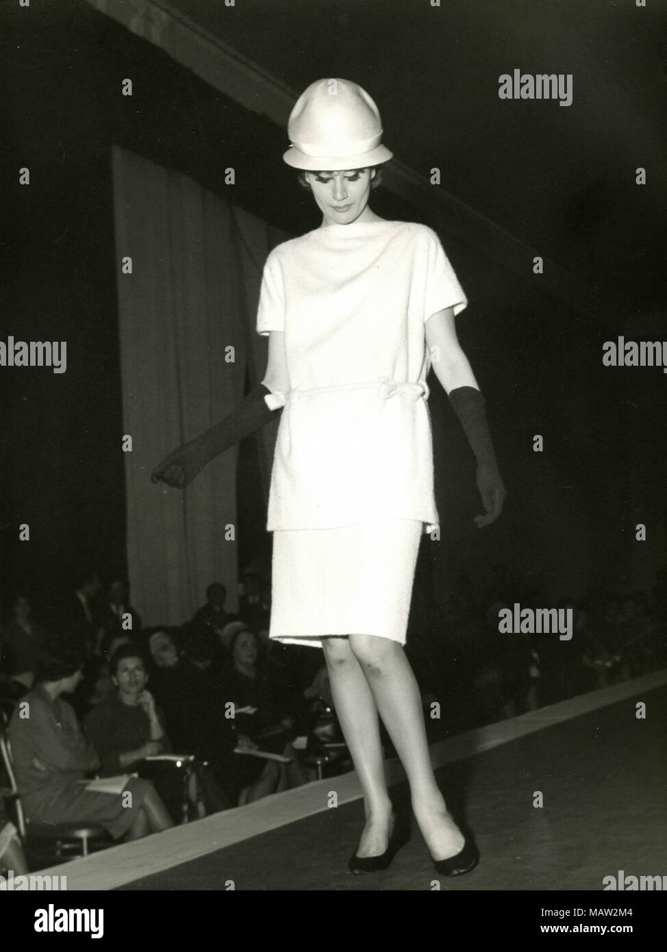 Modell aus den 60er Jahren Gehen auf dem Catwalk, Italien Stockfoto