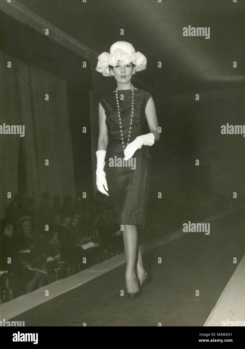 Modell aus den 60er Jahren Gehen auf dem Catwalk, Italien Stockfoto