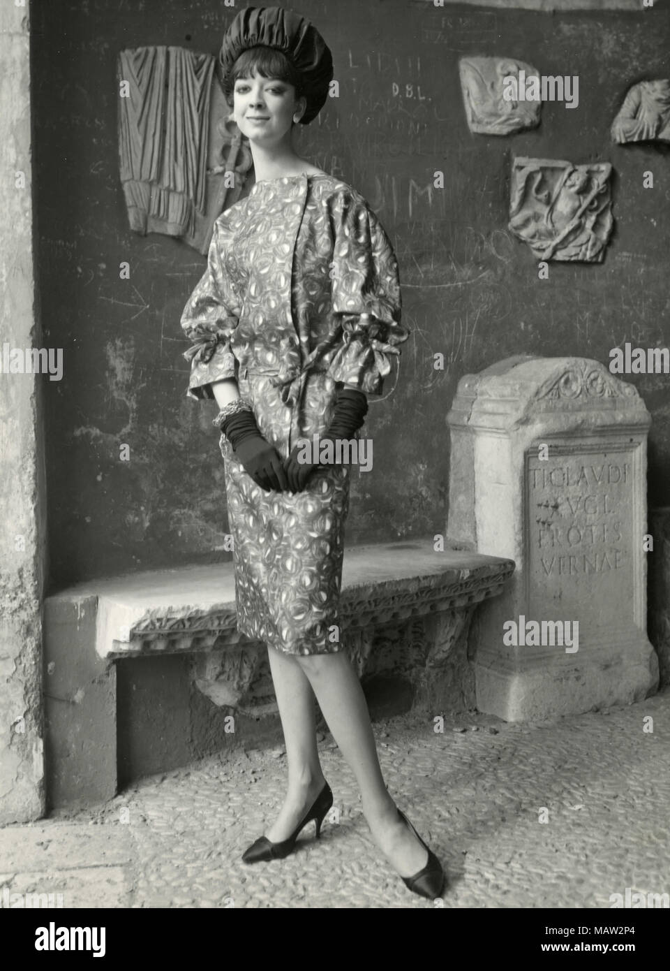 Modell aus den 60er Jahren tragen hat, lange Handschuhe, und gemusterten Kleid, Italien Stockfoto
