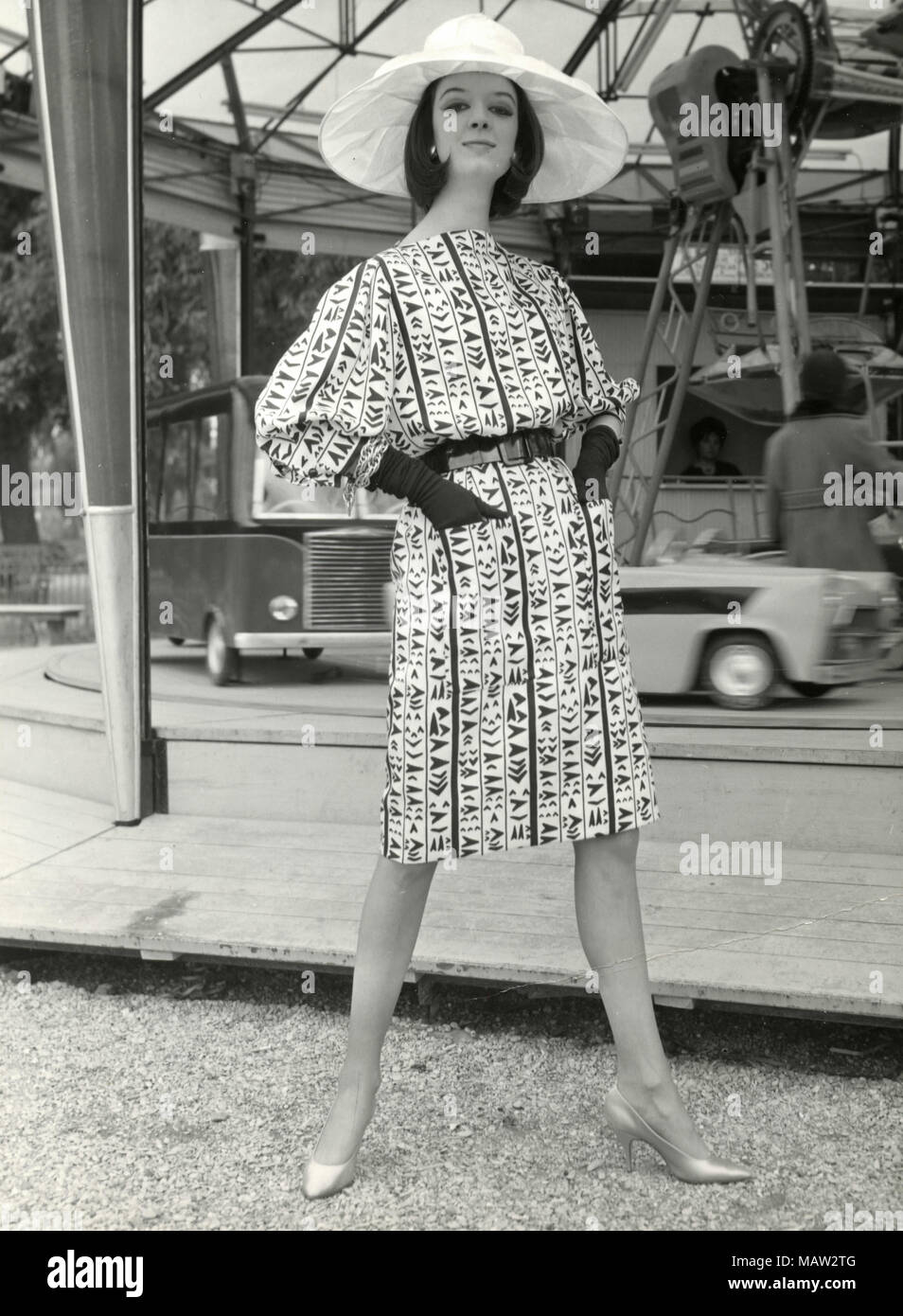 Modell aus den 60er Jahren mit großen Hut, lange Handschuhe, und gemusterten Kleid, Italien Stockfoto