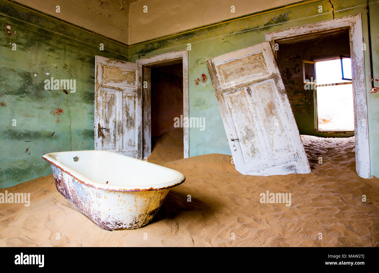 KOLMANSKOP - NAMIBIA: Die Geisterstadt Kolmanskop mitten in der Wüste Stockfoto