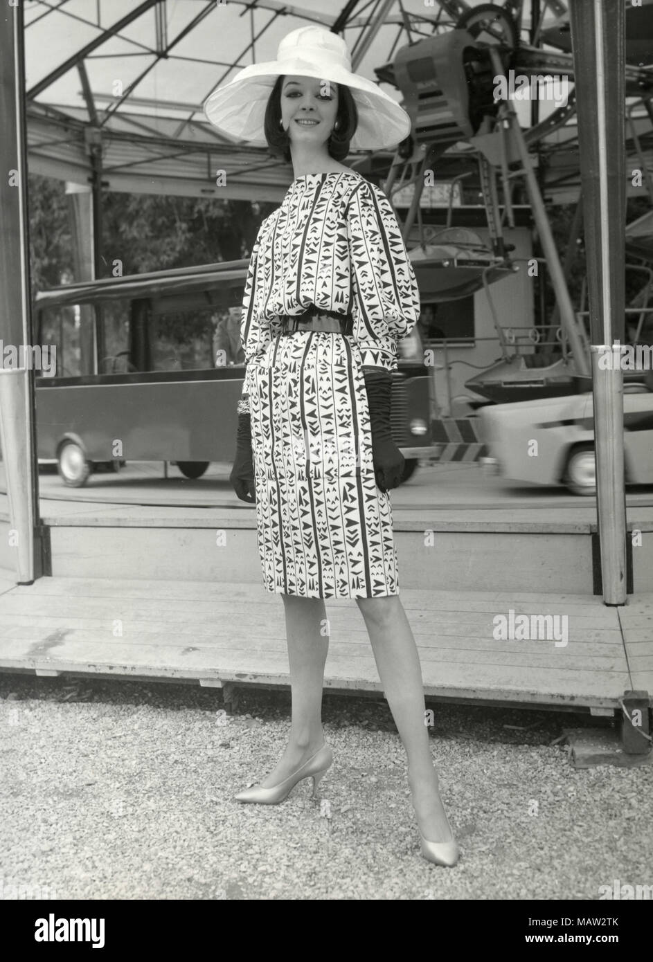 Modell aus den 60er Jahren mit großen Hut, lange Handschuhe, und gemusterten Kleid, Italien Stockfoto