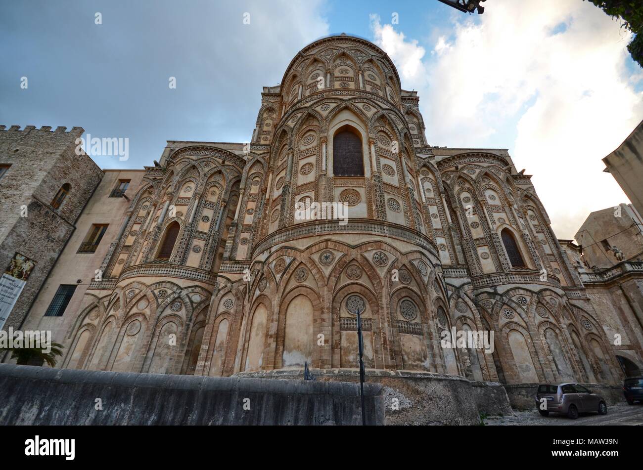 Monreale, Italien, Sizilien. 20. August 2015. Die Piazza di Monreale, die Basilika, die Brunnen, Touristen. Stockfoto