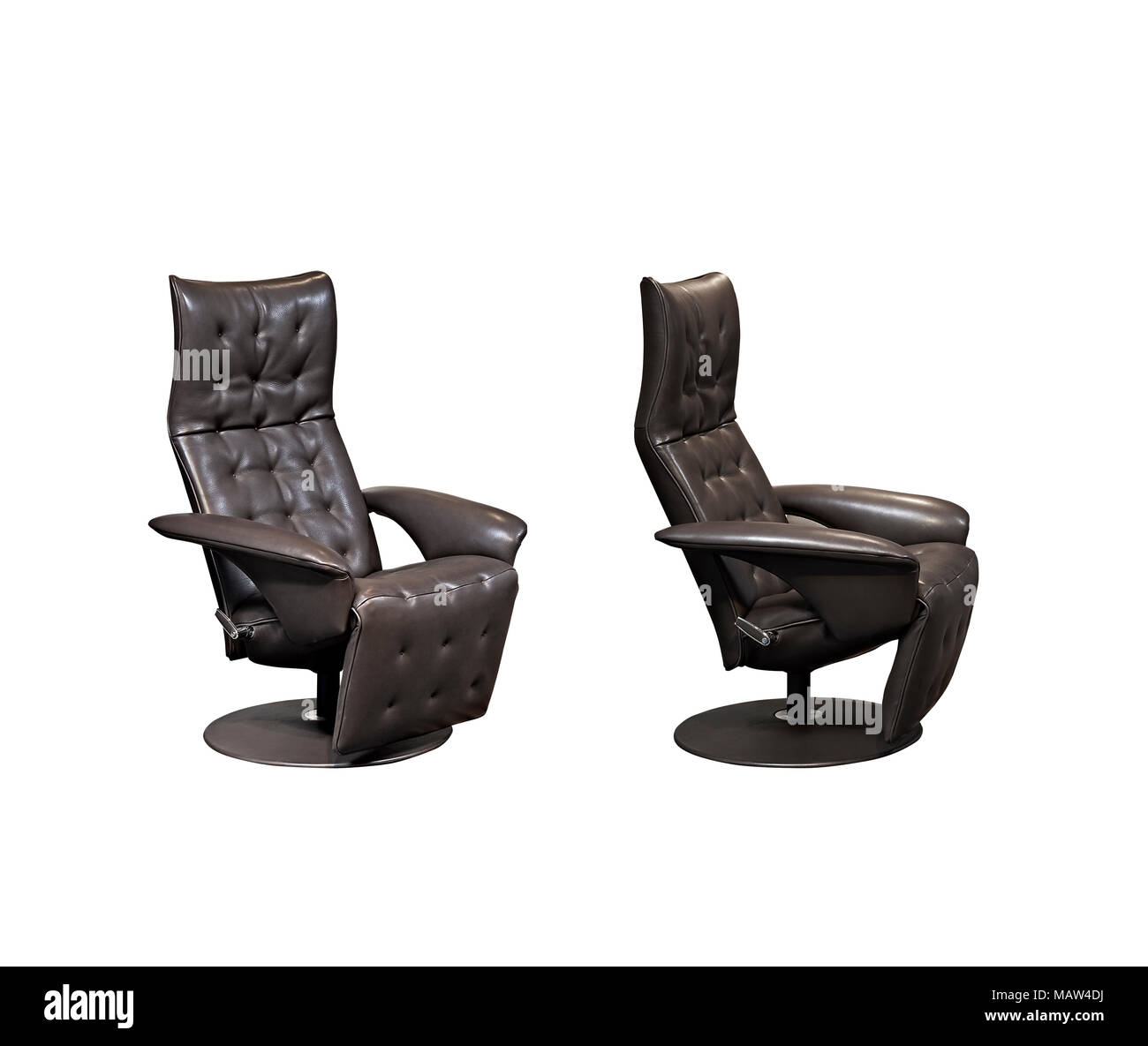 Zwei Position eines modernen Entspannung und Luxus Braun Leder Sessel auf Weiß mit zwei freistellungspfad isoliert Stockfoto