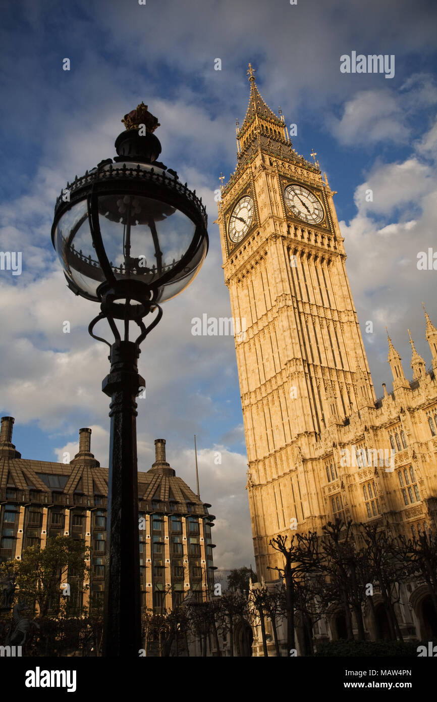 Elizabeth Tower oder Big Ben und der Palast von Westminster in London, England, UK. Portculis Haus kann im Hintergrund gesehen werden. Stockfoto