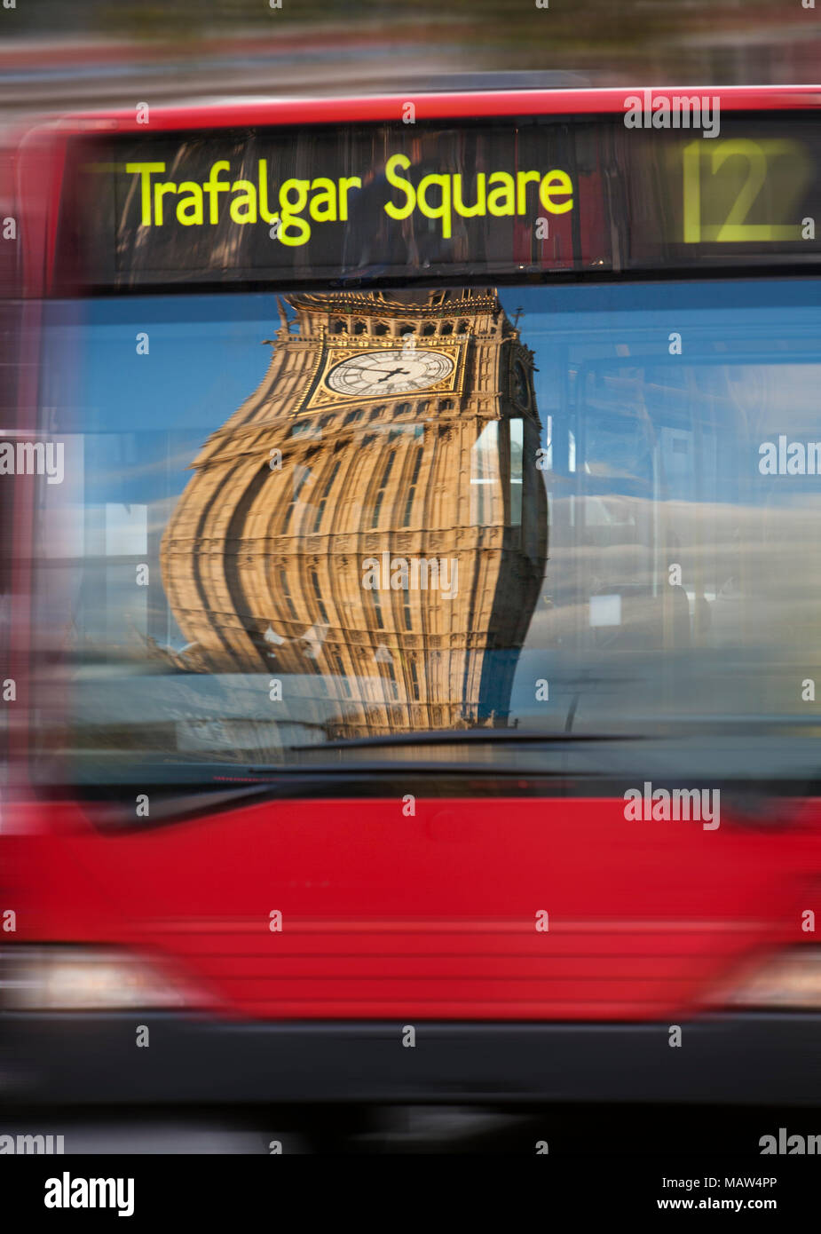 London Bus Reisen zum Trafalgar Square mit einer verzerrten Big Ben reflektiert in der Fenster. Stockfoto