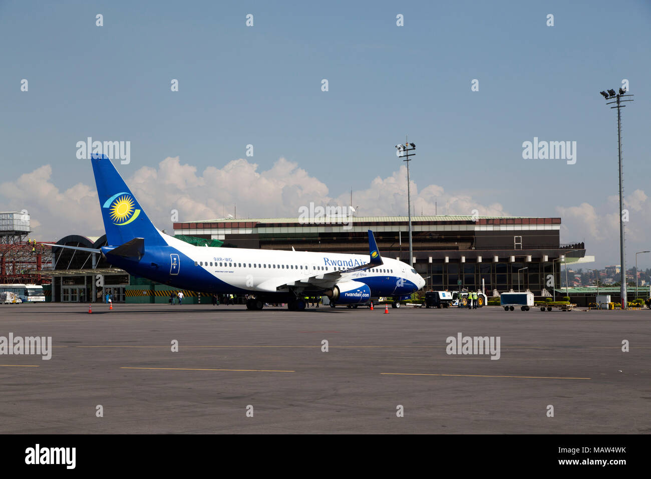 Ein Rwandair Flugzeug am internationalen Flughafen von Kigali. Der Flughafen ist die Drehscheibe für Rwandair Flüge. Stockfoto