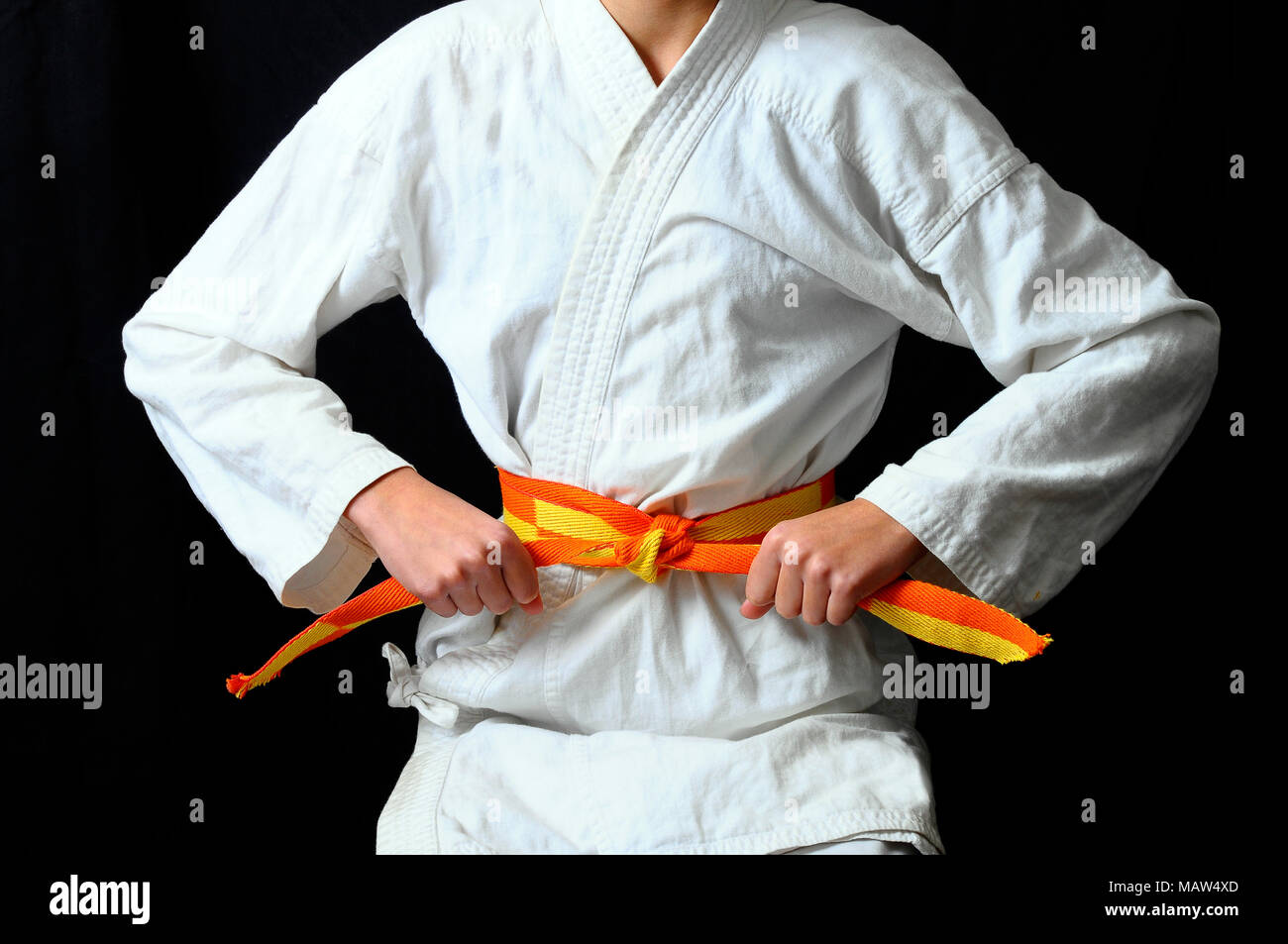 Die Hände des Kindes einen Bogen auf orange gelb Shotokai Karate Gürtel  Stockfotografie - Alamy
