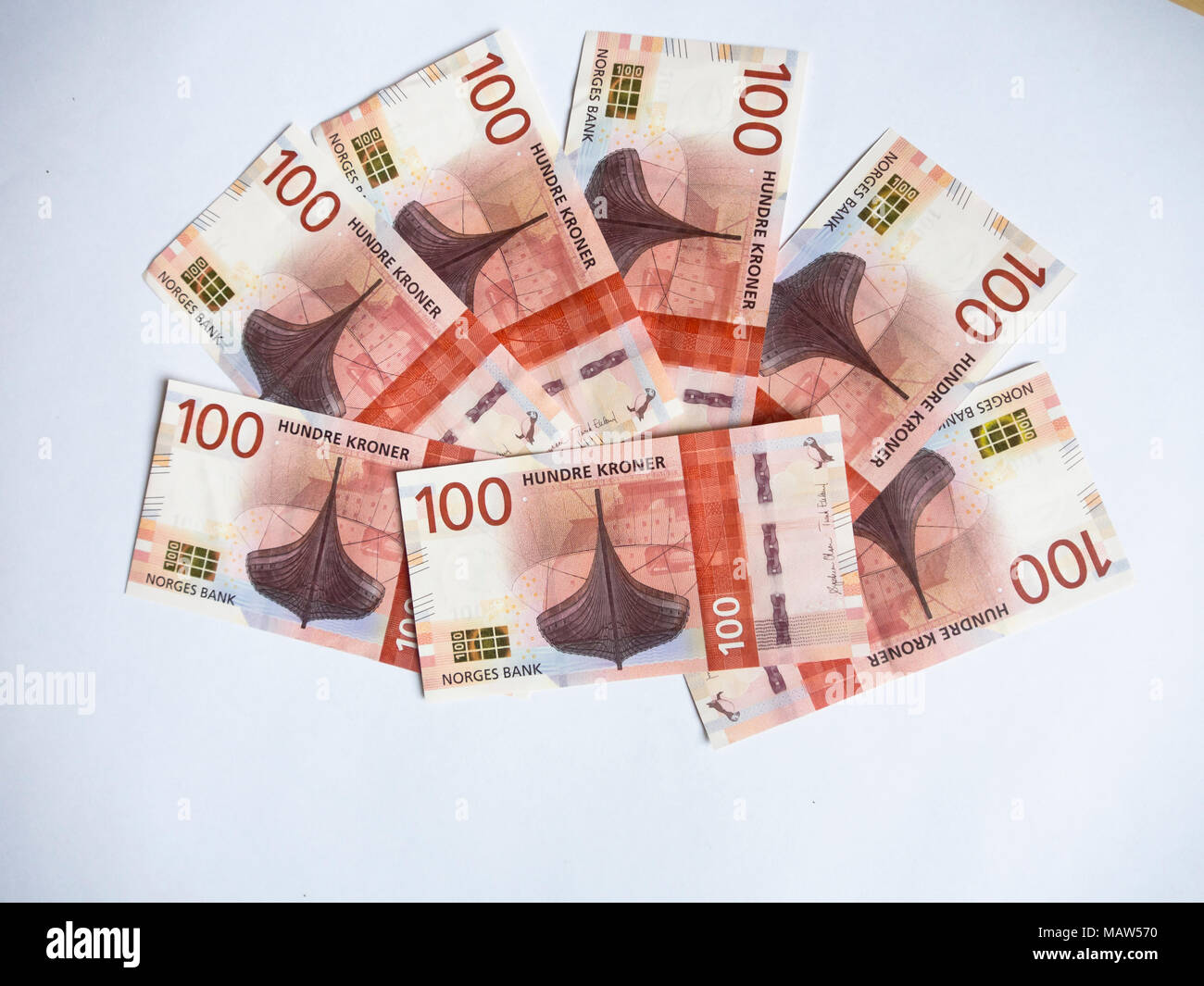 Neue Norwegische hundert Kronen Banknoten schwärmten aus, auf einem weißen Hintergrund mit einem wiking Schiff Stockfoto