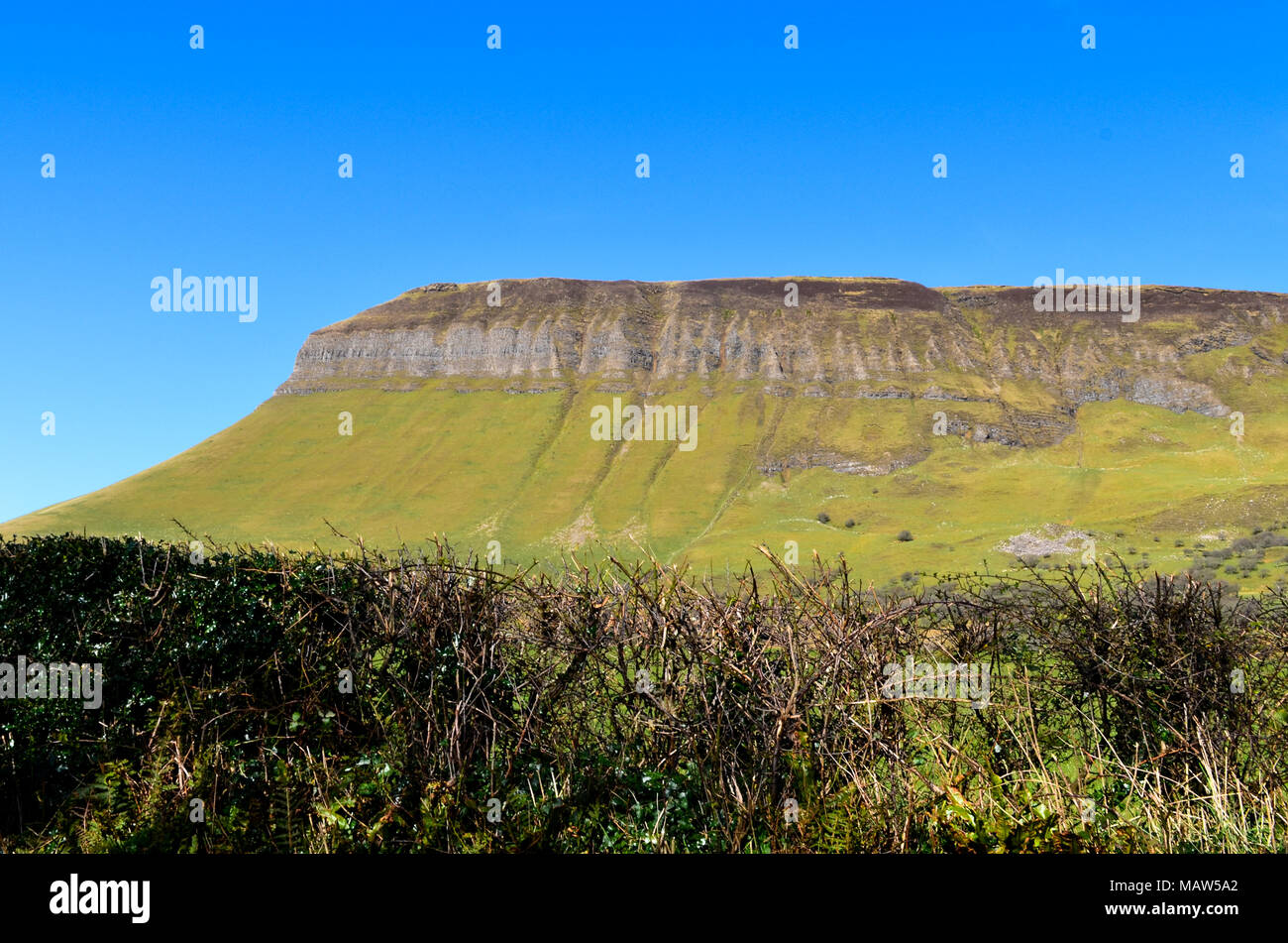 Tafelberg Benbulben Landschaft Sligo Irland Irish travel Attraktion wilden Atlantik Stockfoto