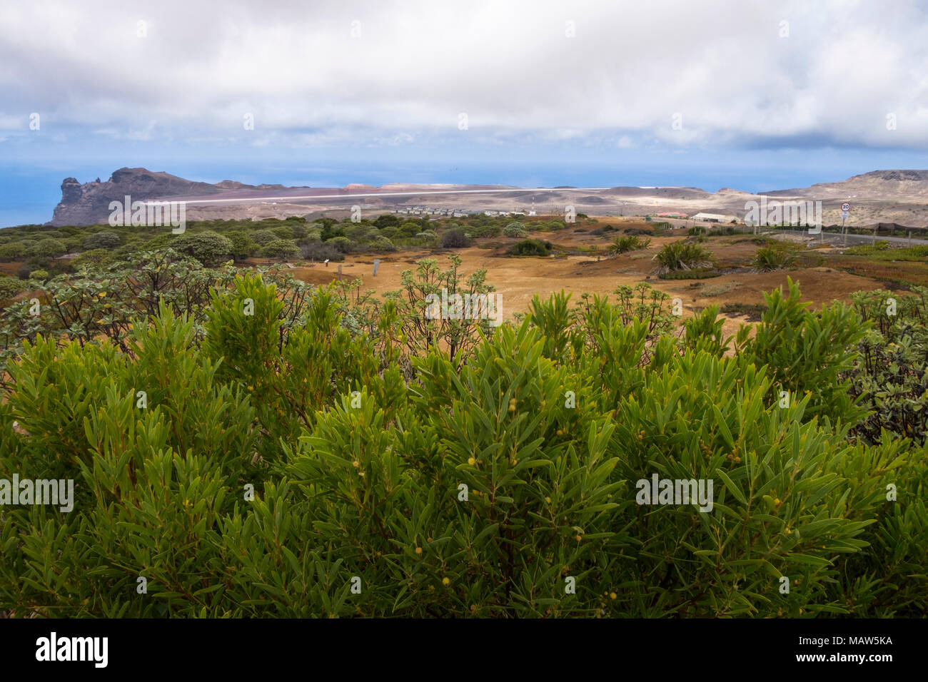 St. Helena Landschaft mit Flughafen in weiter Entfernung. St. Helena Island, Südatlantik Stockfoto