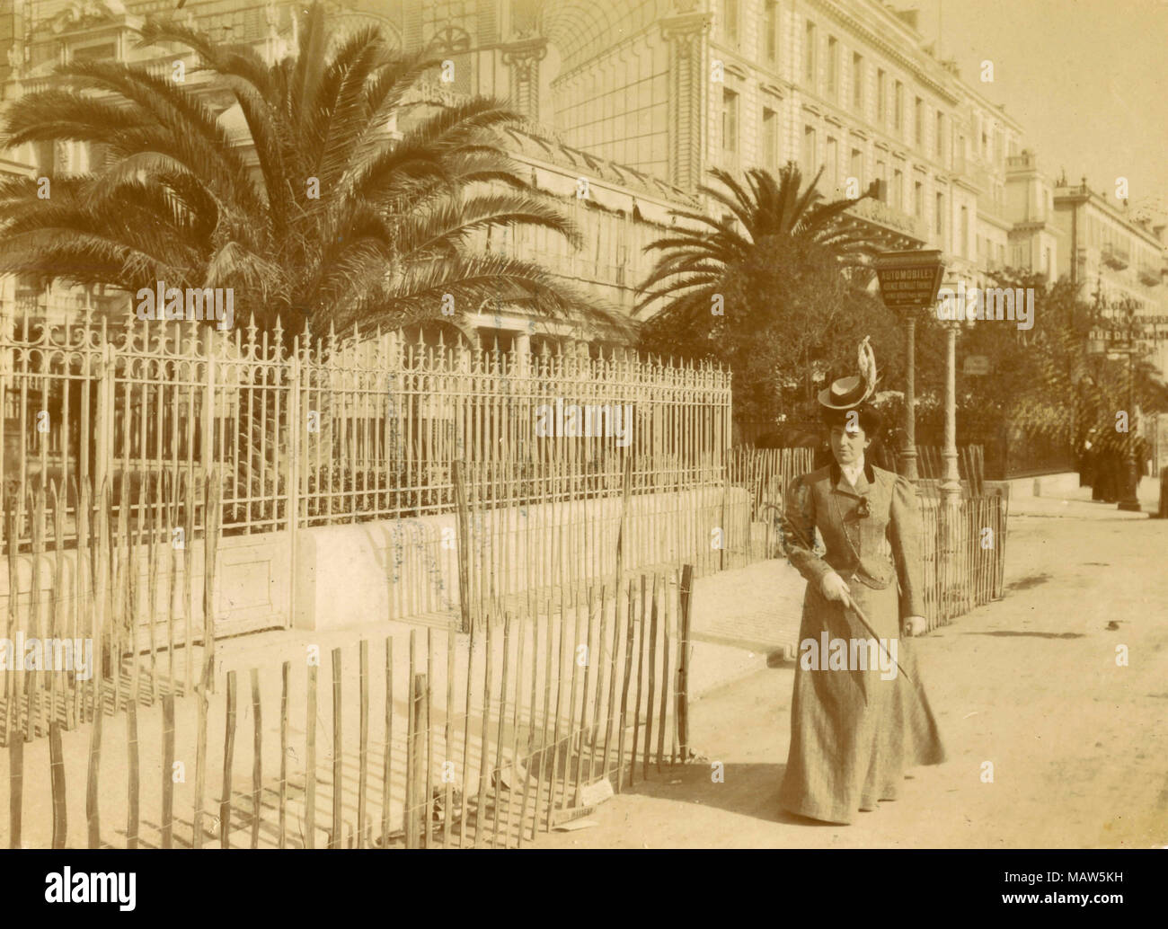 Elegante Frau in den Straßen von Nizza, Frankreich 1880s Stockfoto
