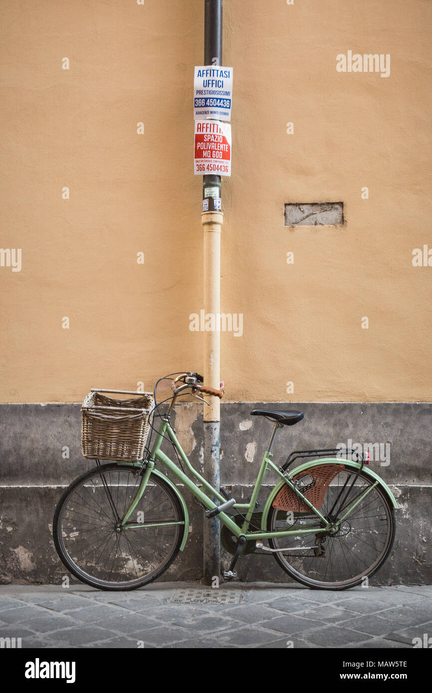 Eine alte grüne Fahrrad auf einer Straße in Rom, Italien gesperrt. Die Formulierung auf dem Flyer oben übersetzen als "Sehr repräsentative Büroräume zu vermieten' Stockfoto