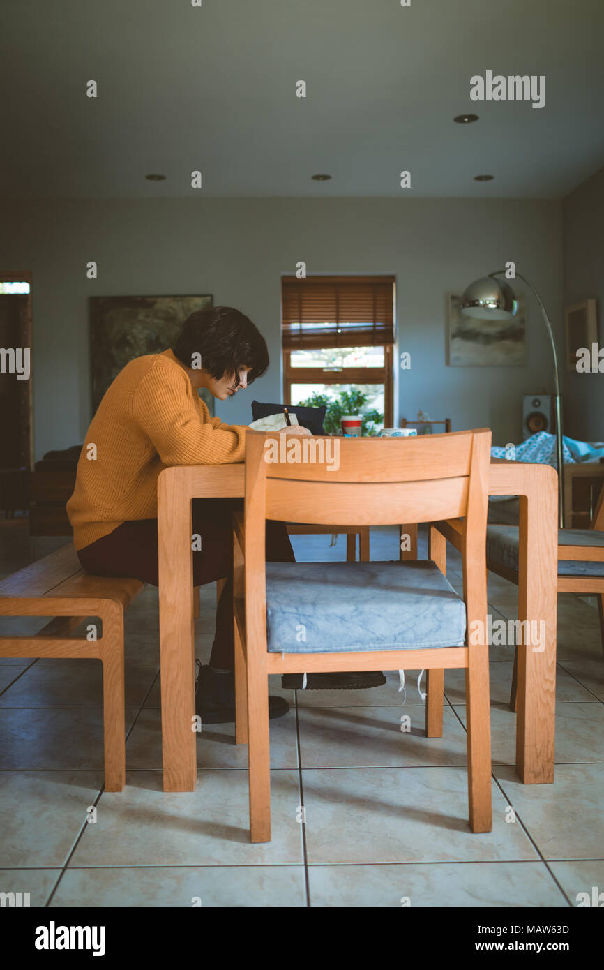 Frau Zeichnung eine Skizze in einem Buch Stockfoto