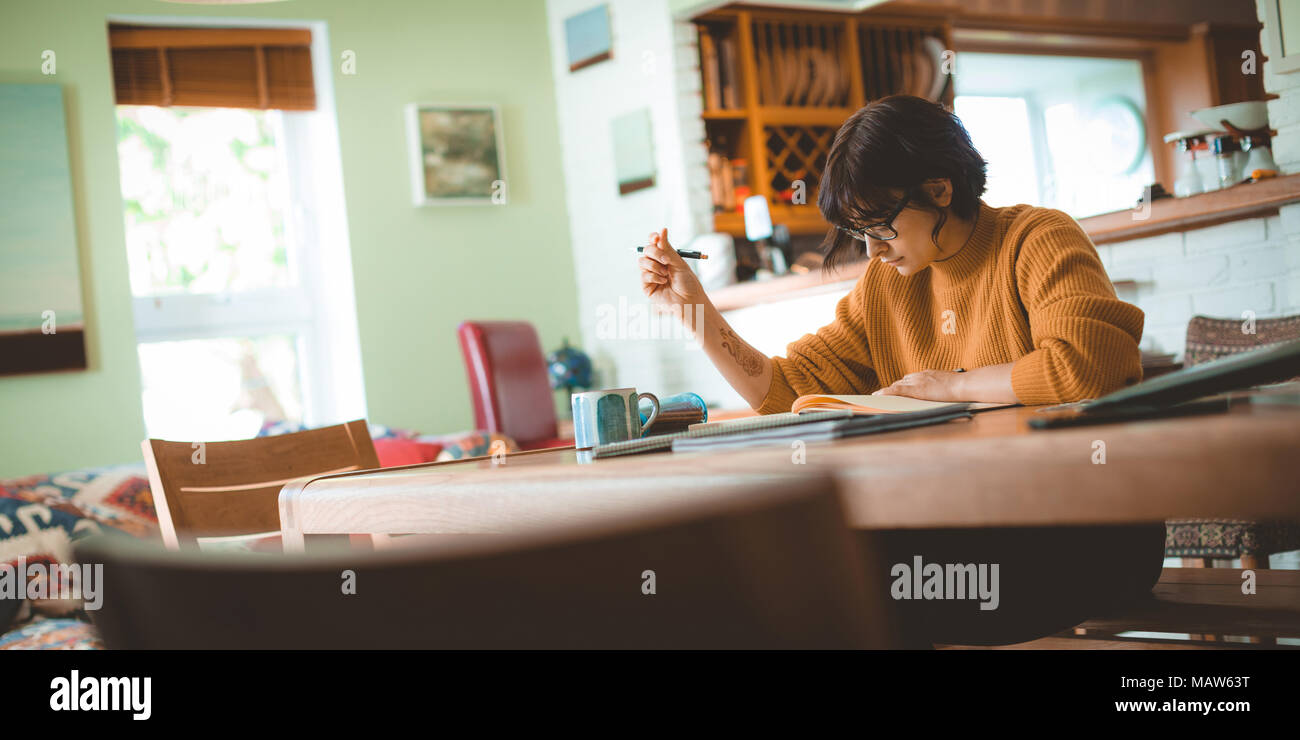 Frau Zeichnung eine Skizze in einem Buch Stockfoto