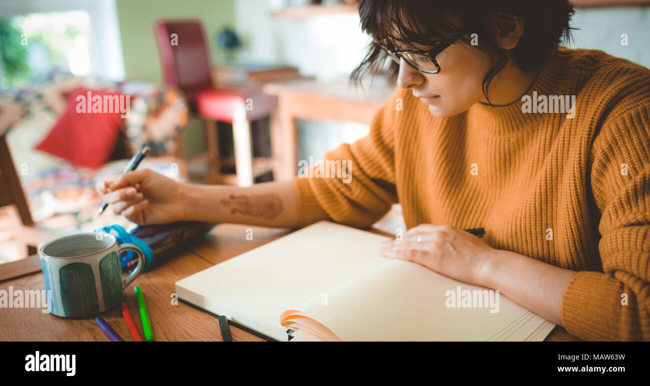 Frau Zeichnung eine Skizze in einem Buch Stockfoto