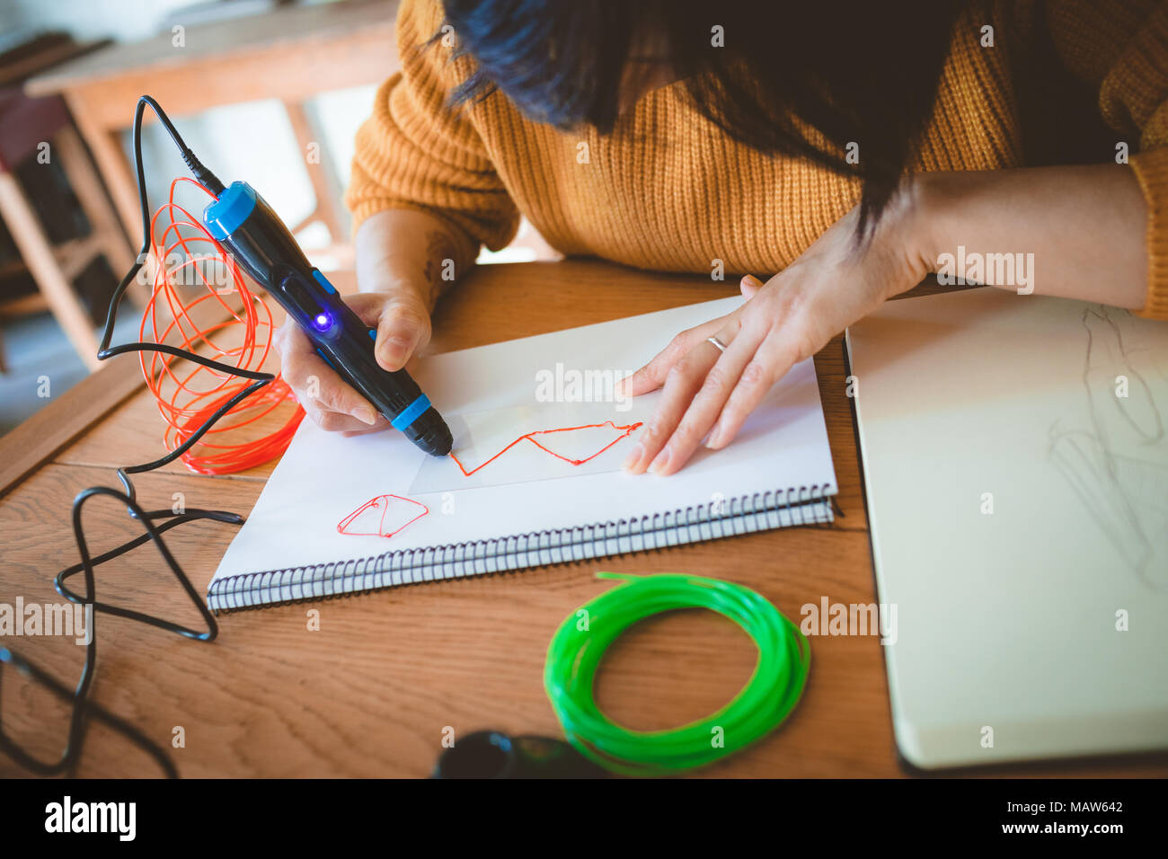 Frau mit Electric Pen für die Erstellung einer Skizze Stockfoto