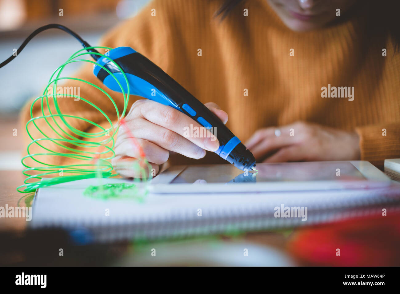 Frau mit Electric Pen auf digitalen Tablet Stockfoto