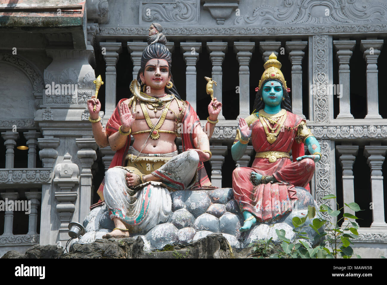 Männliche und weibliche Hinduistische Figuren Batu Höhlen Kuala Lumpur Malaysia Stockfoto