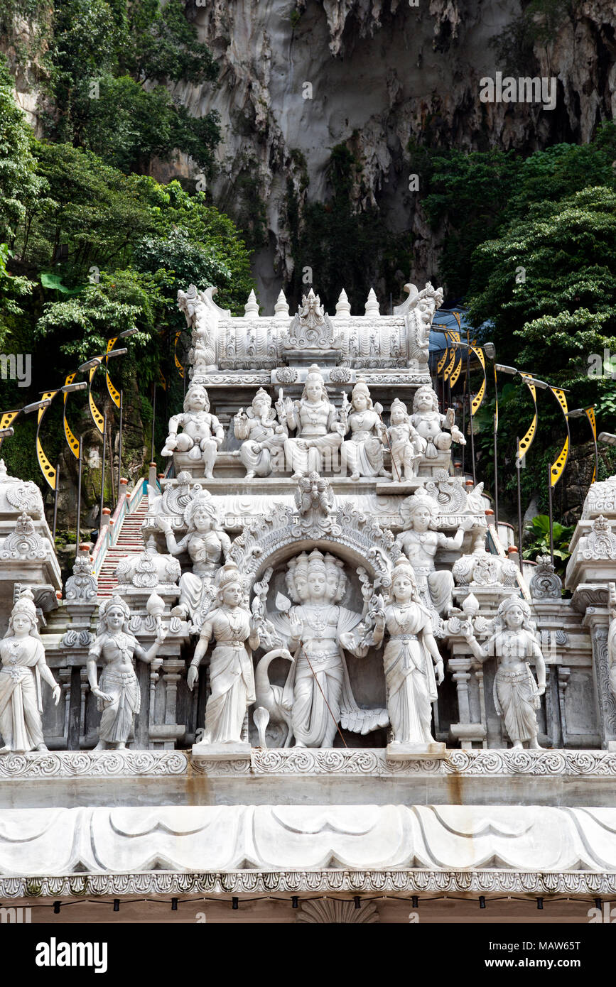 Kunstvolle Schnitzereien hinduistische Figuren über dem Eingang zum Batu Höhlen Kuala Lumpur Malaysia Stockfoto