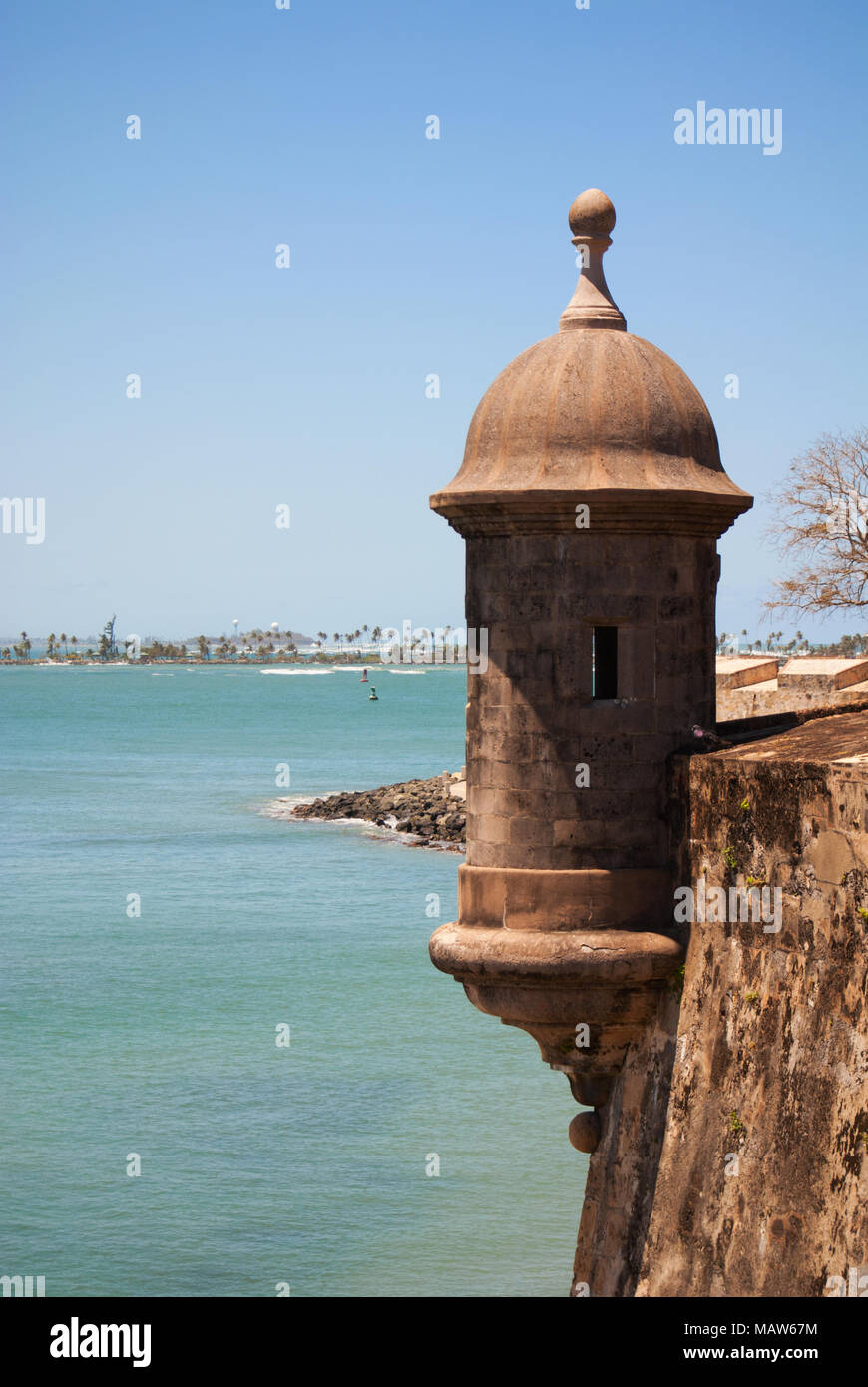 Nahaufnahme eines Wachkastens (garita) mit der Bucht von San Juan im Hintergrund (San Juan, Puerto Rico) Stockfoto