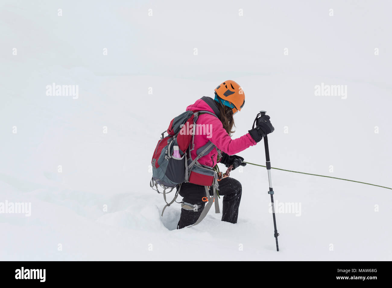 Weibliche Bergsteiger Wandern auf verschneiten Region Stockfoto