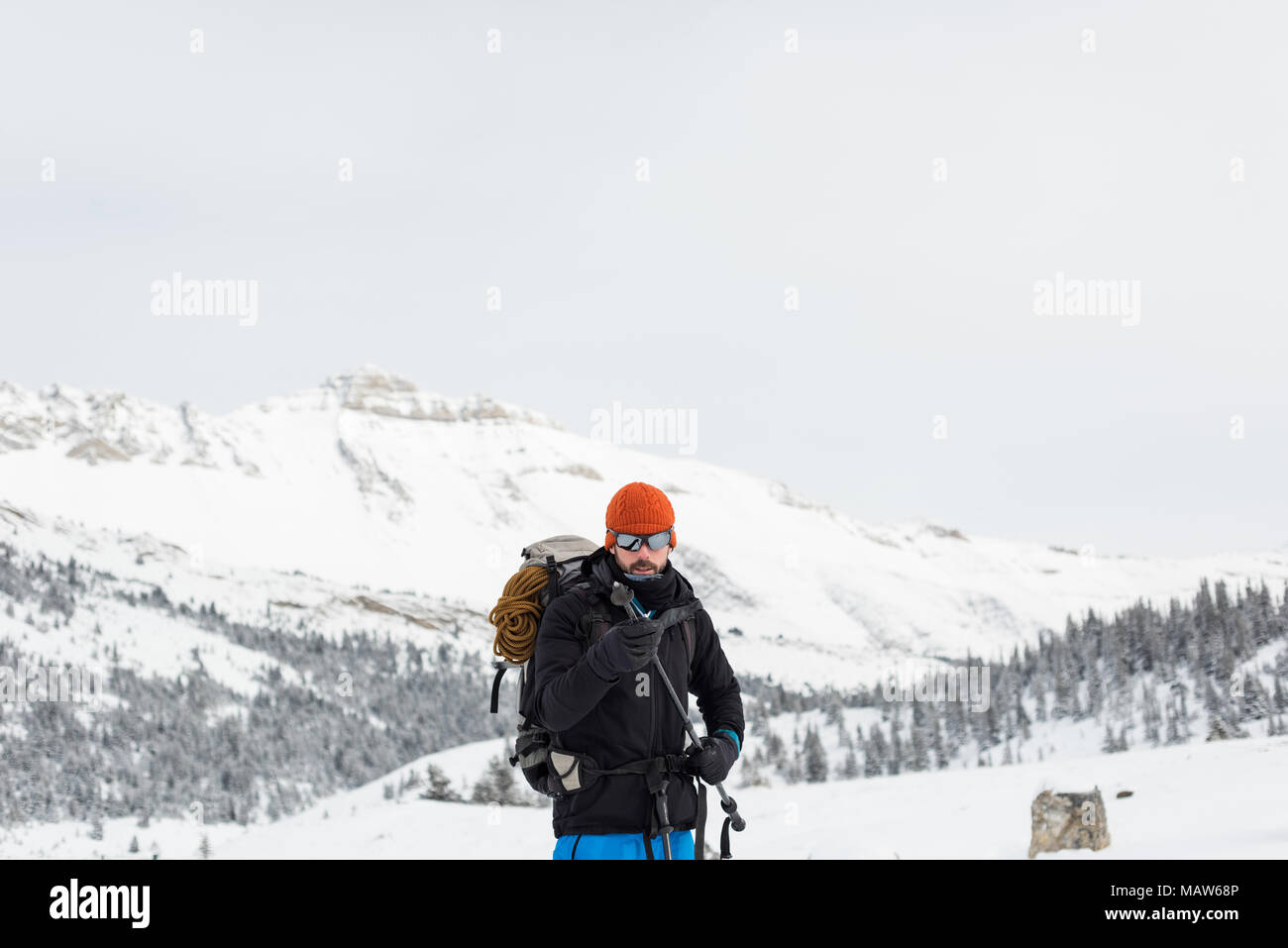 Männliche Bergsteiger holding Skistock auf einem Berg jetzt Stockfoto