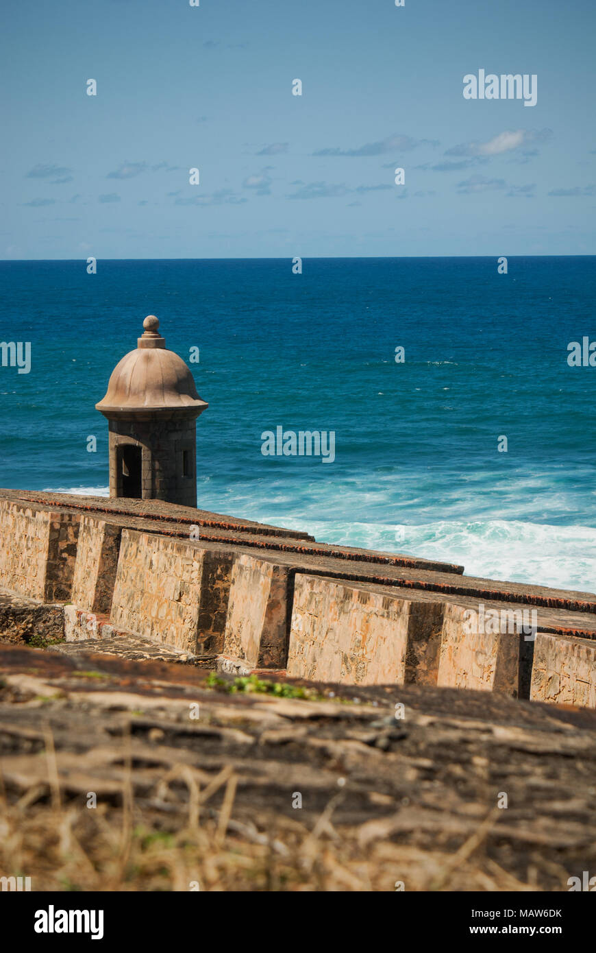Ein Wachkasten (garita) in Bastión de San Sebastian (San Juan, Puerto Rico) mit dem Atlantischen Ozean im Hintergrund Stockfoto