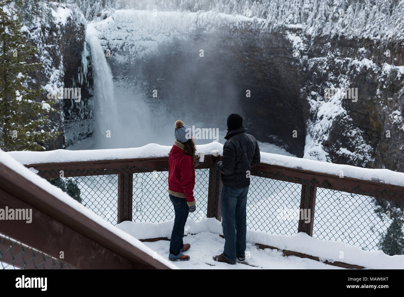 Paar in warme Kleidung am Wasserfall suchen Stockfoto