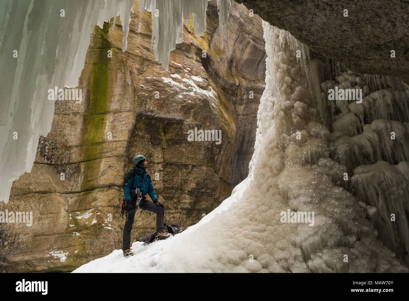 Männliche Kletterer in der Nähe von Rocky Ice Mountain Stockfoto