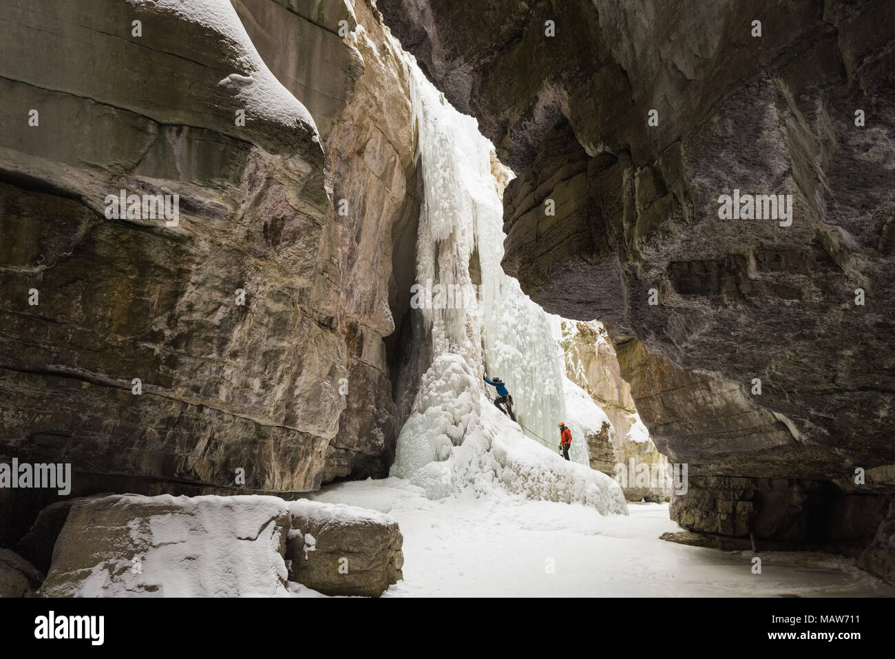 Männliche Kletterer klettern Ice Mountain Stockfoto