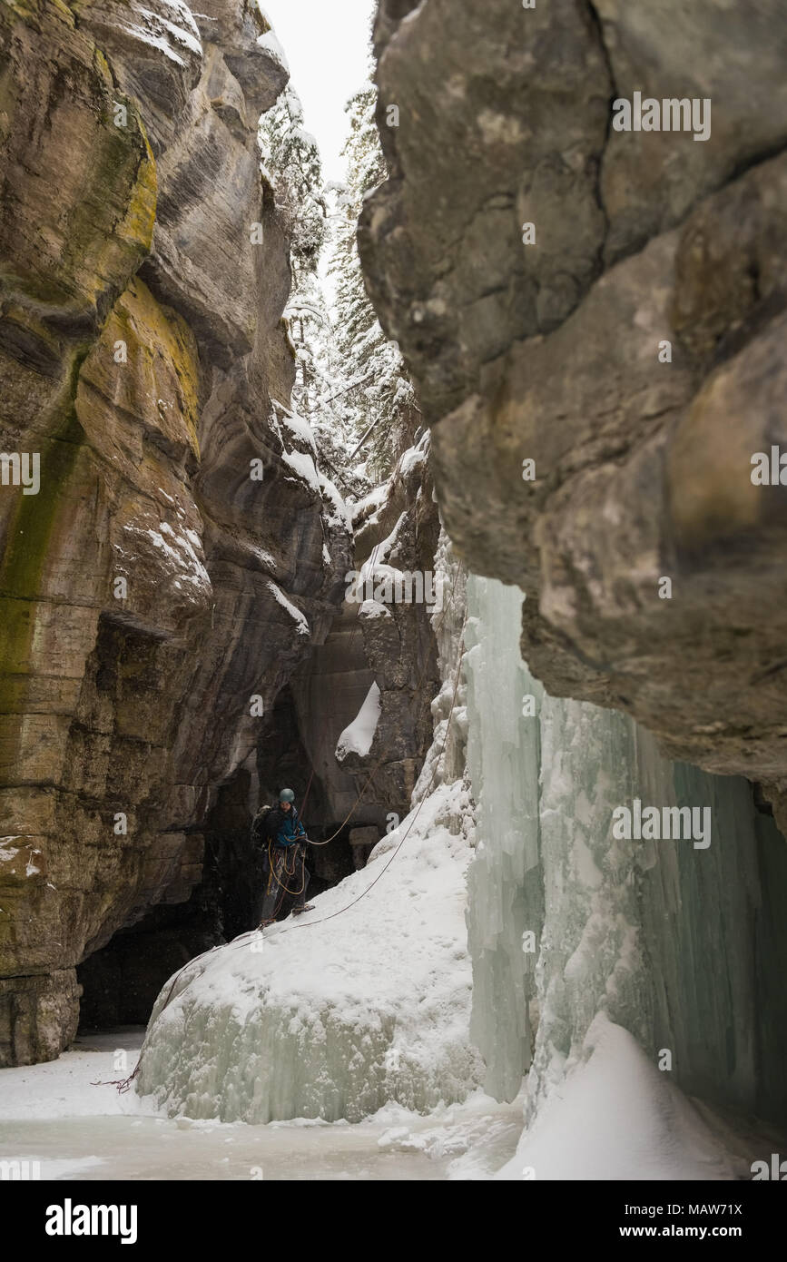 Männliche Kletterer in der Nähe von Rocky Ice Mountain Stockfoto