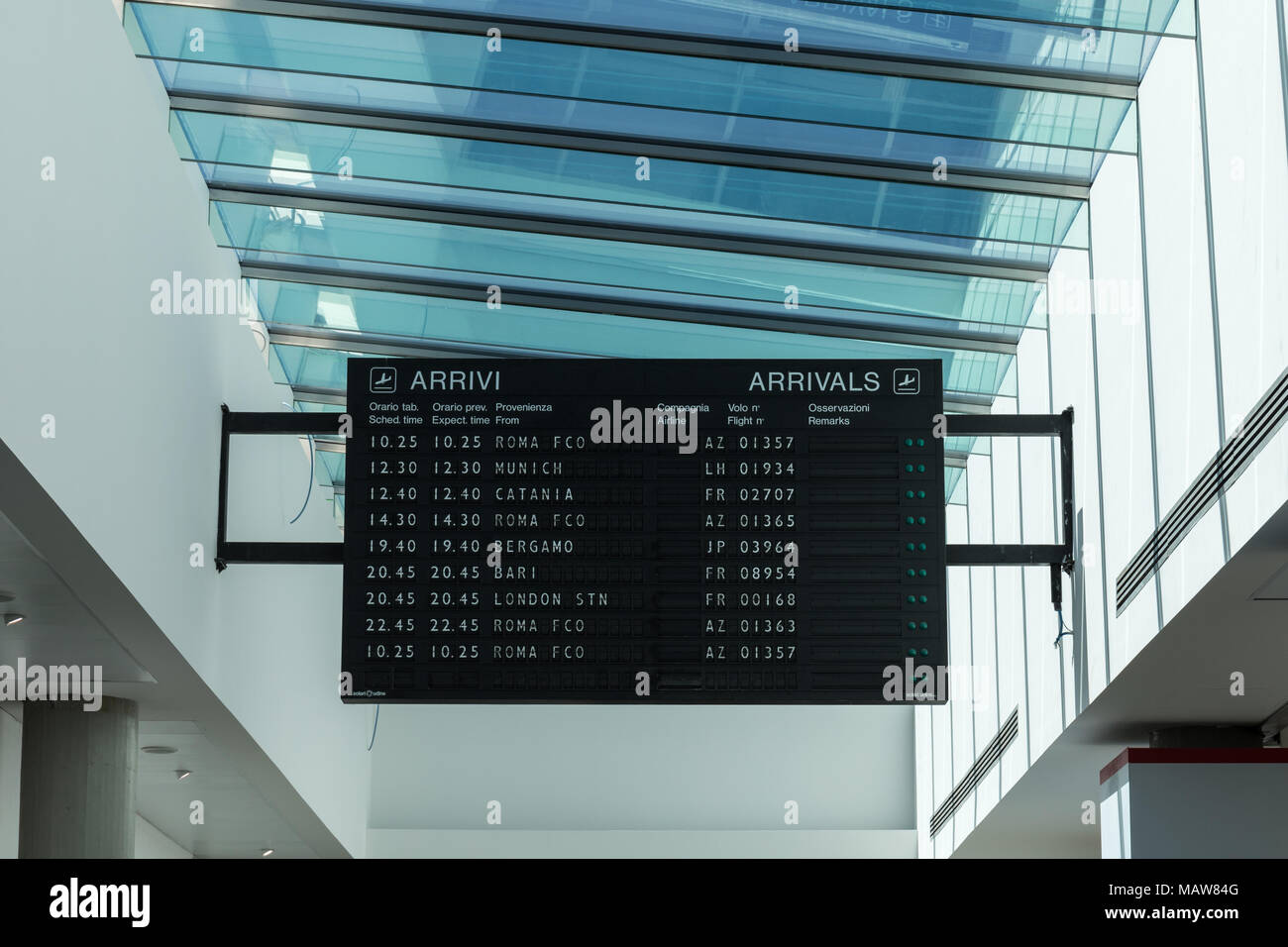 Eingetroffene elektronische Tafel in einem kleinen italienischen Flughafen - Triest Flughafen Ronchi dei Legionari, Friaul Julisch Venetien, Italien Stockfoto