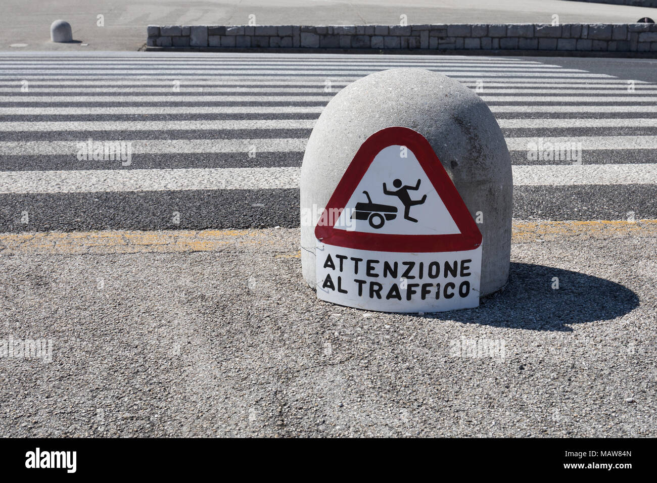 Schild Achtung Fußgänger Ampel in italienischer Sprache Stockfoto