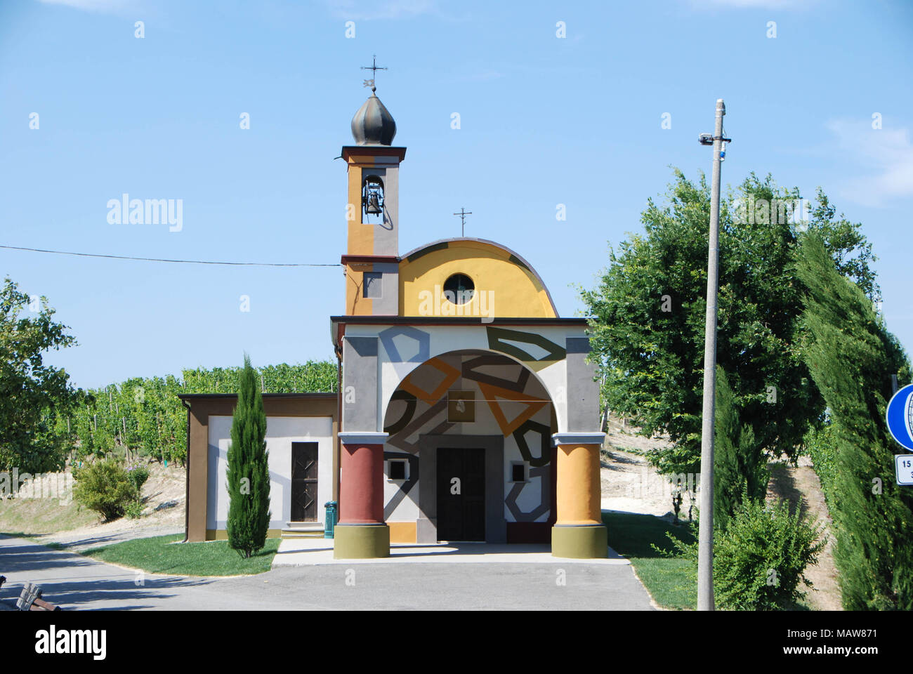 Kleine Kirche von Coazzolo gemalt von David Tremlett Stockfoto