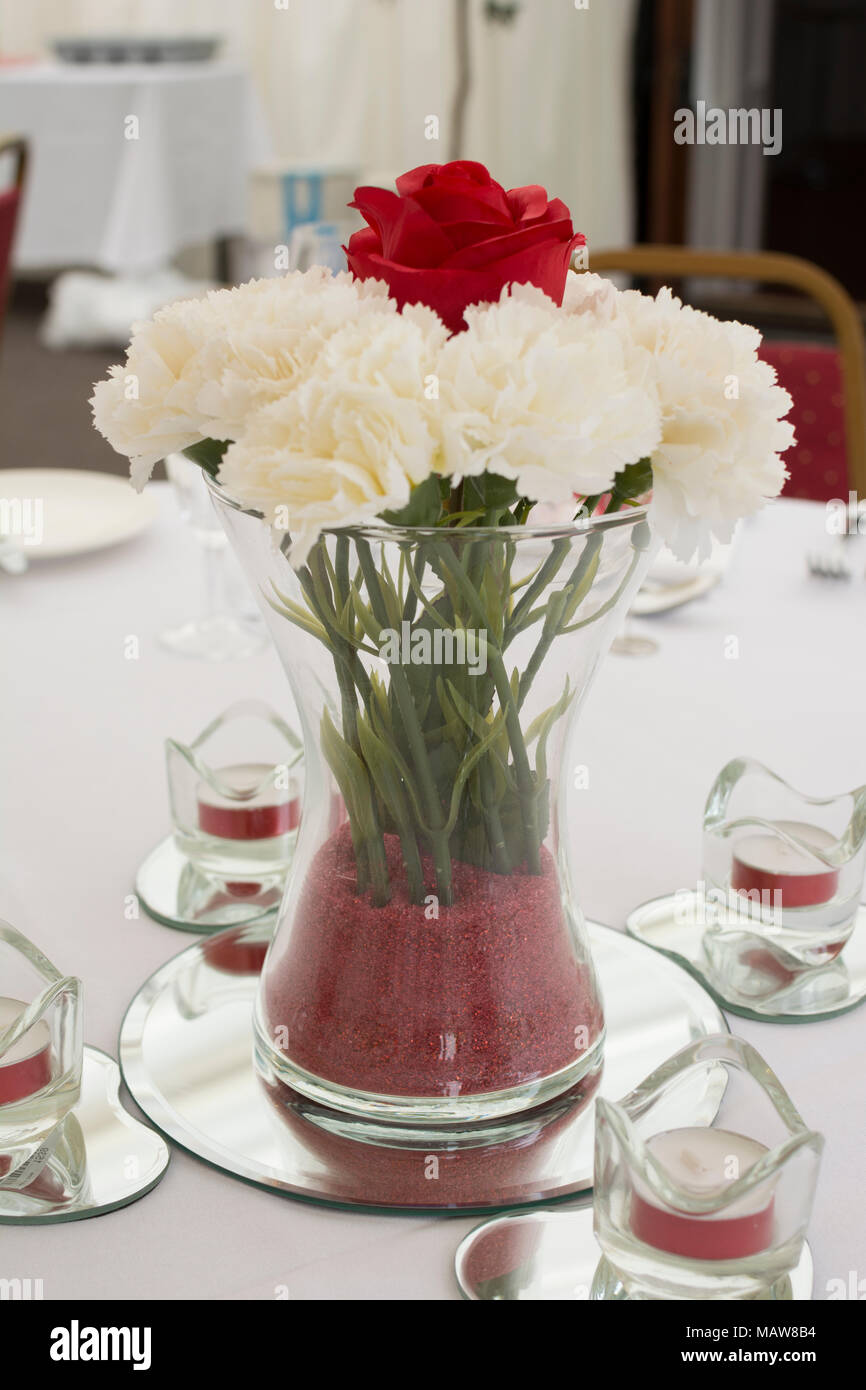 Hochzeitsblumen in Vase auf dem Tisch Stockfoto