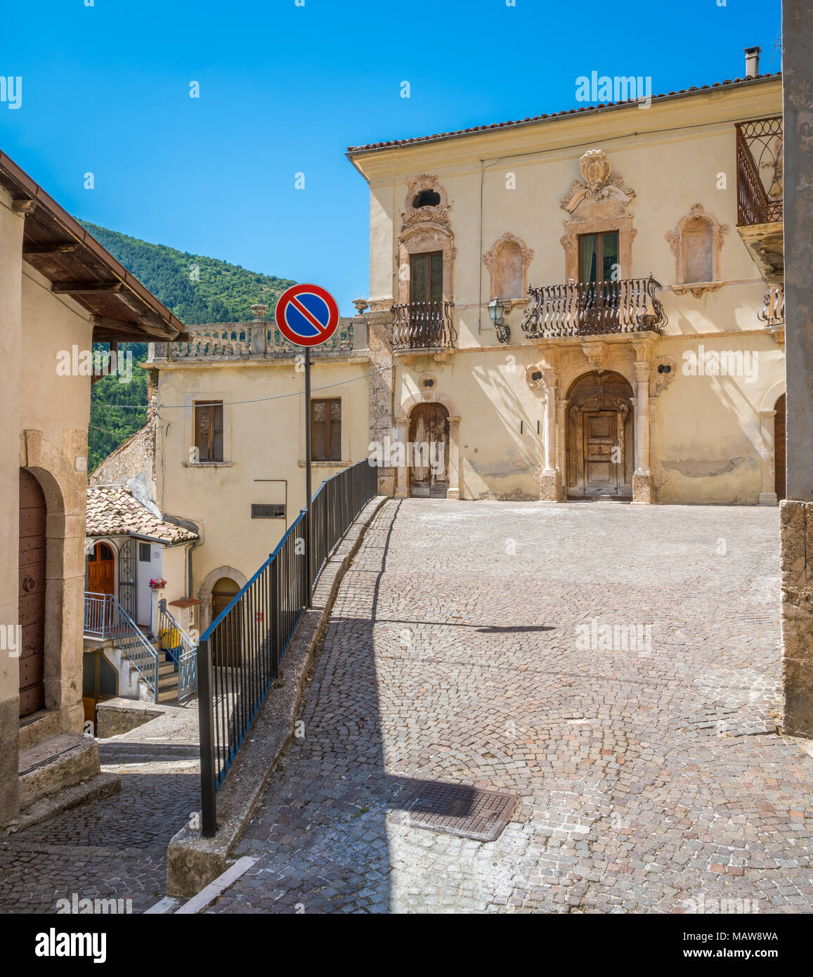 Pettorano sul Gizio in einem Sommernachmittag, ländlichen Dorf in der Provinz L'Aquila, Abruzzen, Italien. Stockfoto