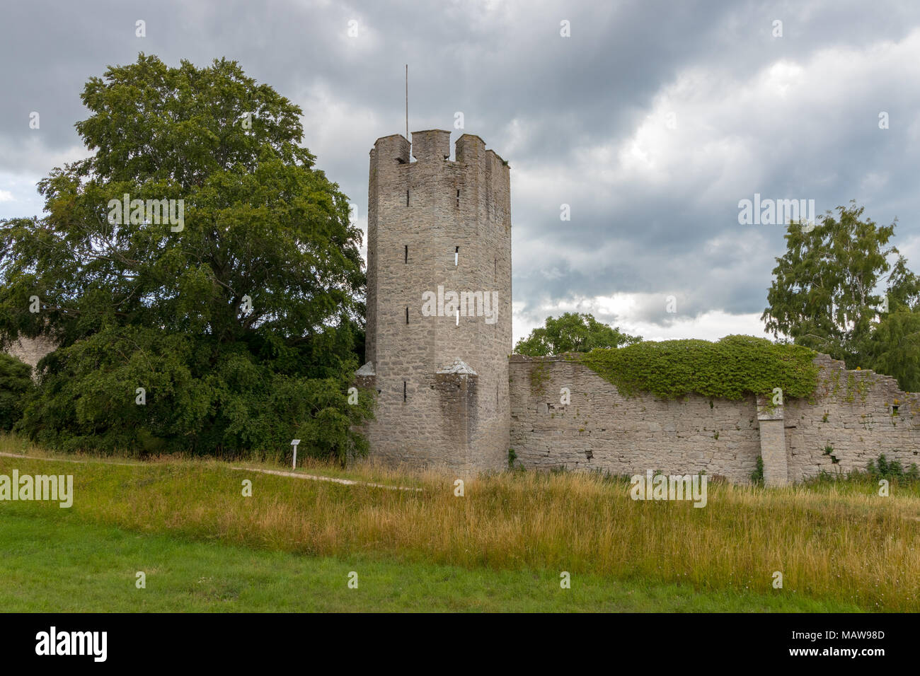 Die Mauer der Stadt Visby auf der Insel Gotland in Schweden. Es ist die stärkste, umfangreichsten und am besten erhaltenen mittelalterlichen Stadtmauer in Skandinavien. Stockfoto