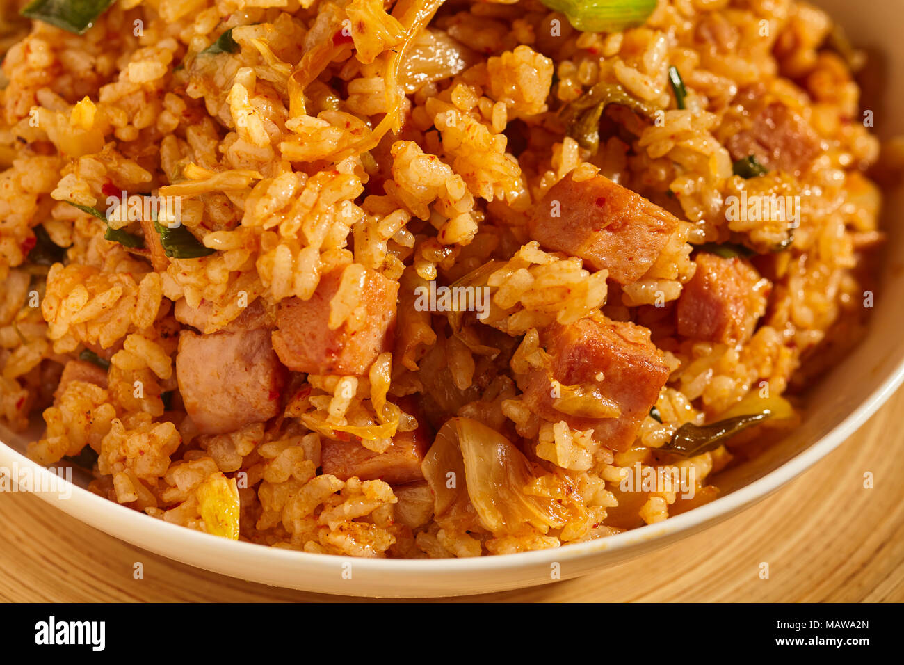 Eine Schüssel mit Spam und Kimchi gebratener Reis, ein klassisches Gericht in Korean Home Kochen Stockfoto