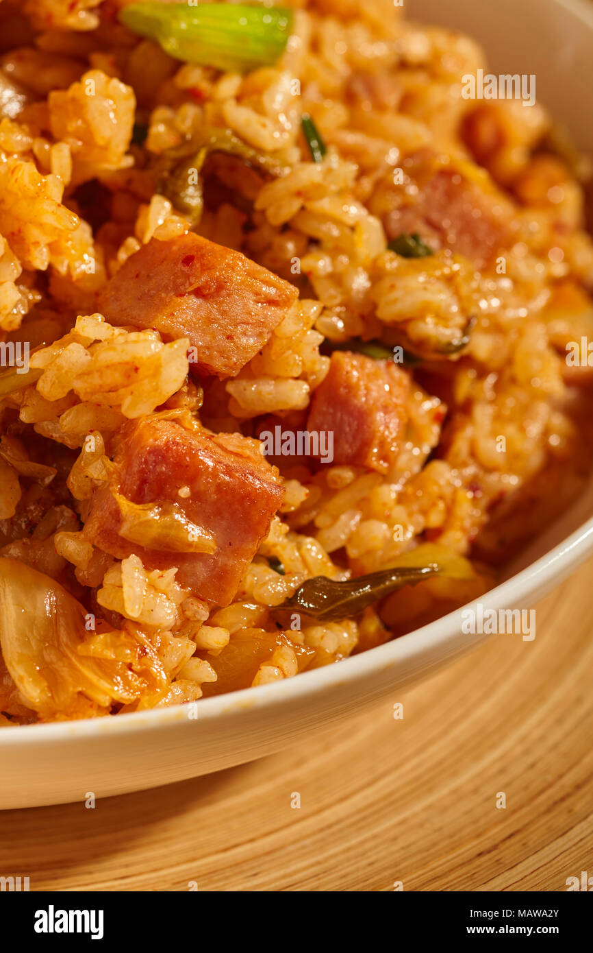 Eine Schüssel mit Spam und Kimchi gebratener Reis, ein klassisches Gericht in Korean Home Kochen Stockfoto