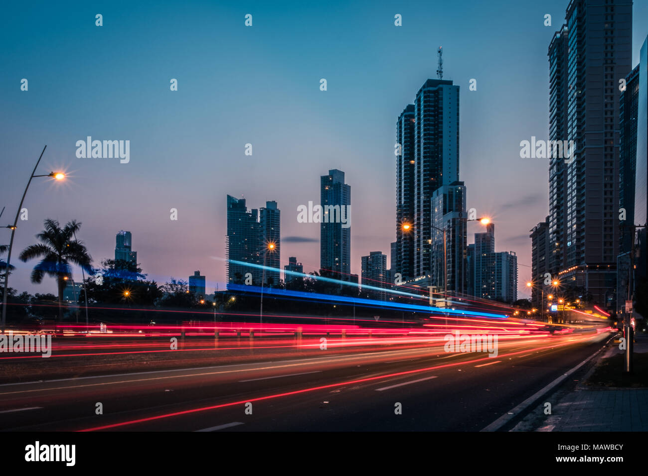 Straßenverkehr in der modernen Stadt bei Nacht - leichte Wanderwege, Straße Stockfoto