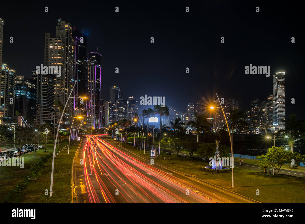 Stadt bei Nacht, Straße Verkehr mit modernen Wolkenkratzer Skyline - Stockfoto
