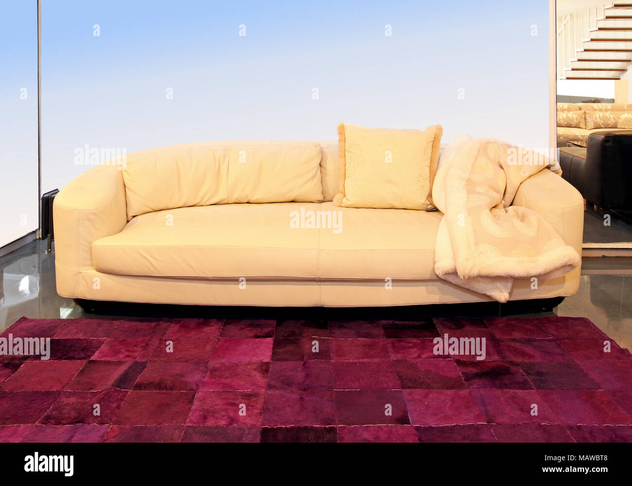 Beige Leder Sofa In Moderne Einrichtung Mit Violetten Teppich