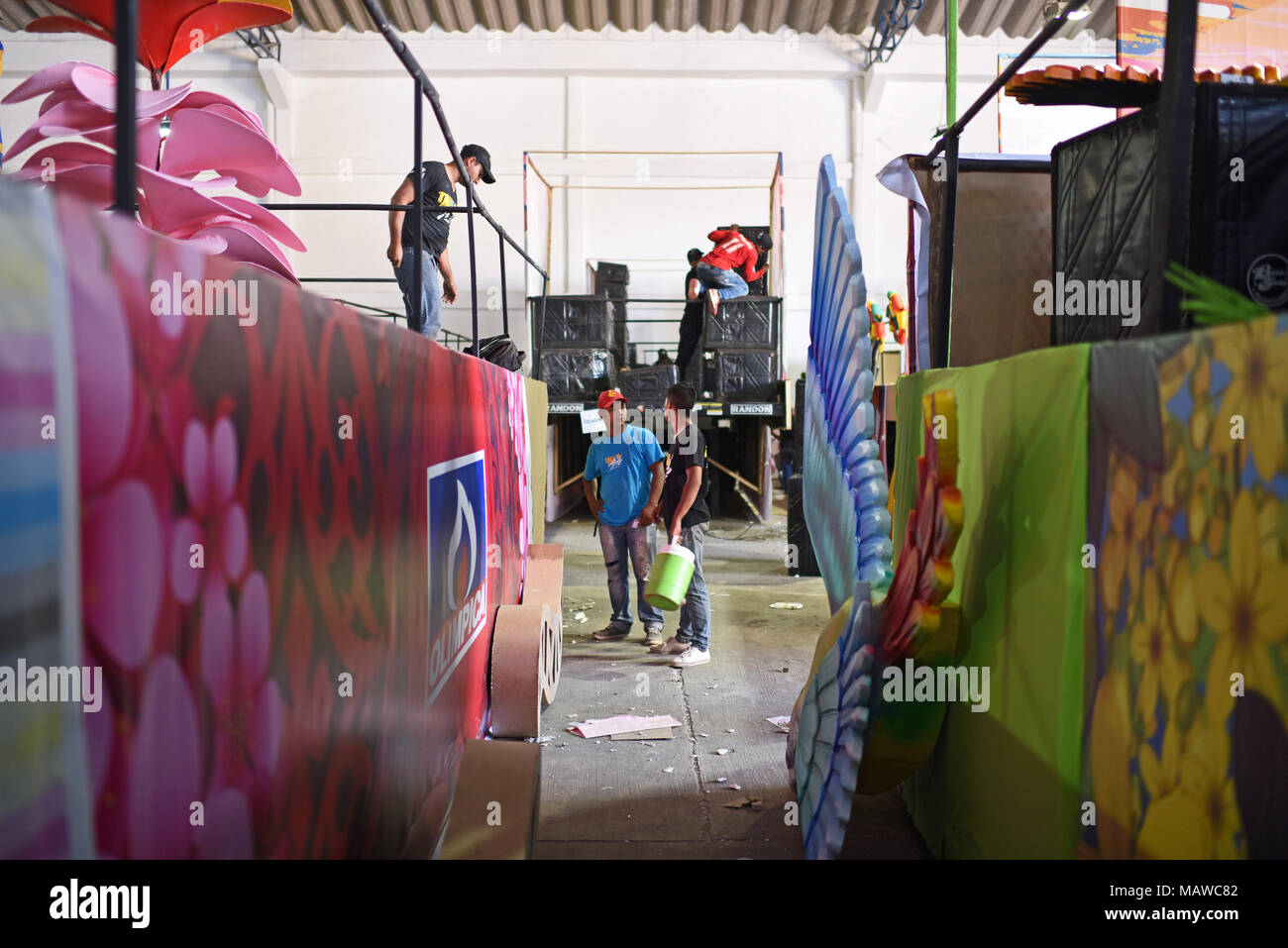 Workshop, wo lokale Handwerker kunstvolle Bauen schwimmt, Kostüme und Masken für den Karneval von Barranquilla, Kolumbien. Stockfoto