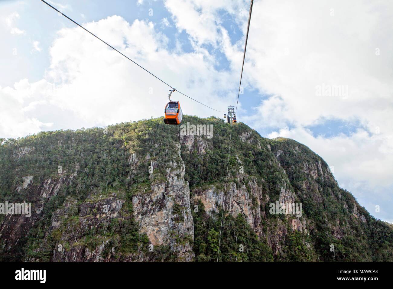 Langkawi Seilbahn ist die steilste Seilbahnfahrt auf der Erde und bringt die Besucher bis 708 m über dem Meeresspiegel zu den gebogenen Fußgängerzone Sky Bridge. Stockfoto