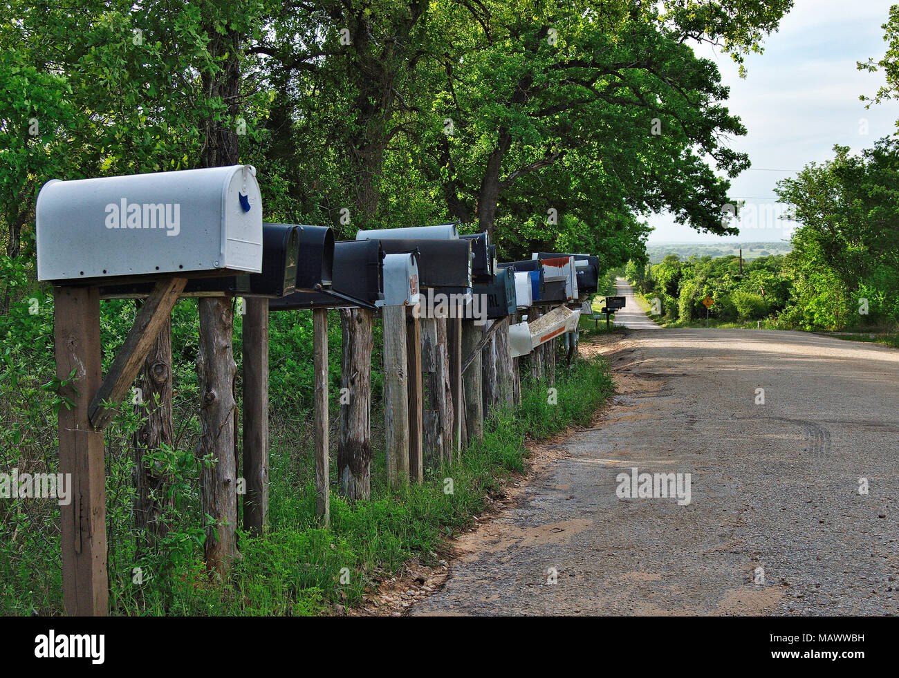 Eine Reihe von Mailboxen auf einem ländlichen Landstraße in Central Texas Stockfoto